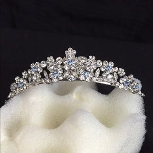 Beautiful rhinestone tiara w/blue crystal accents.